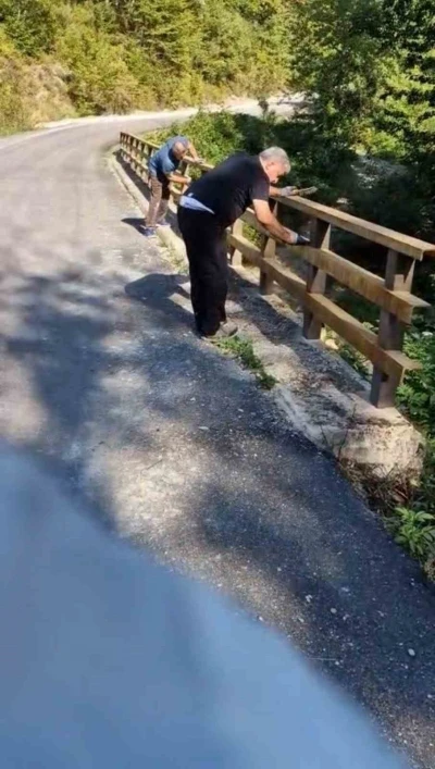 Gurbetçiler köylerinde paslanan köprü korkuluklarını boyadı
