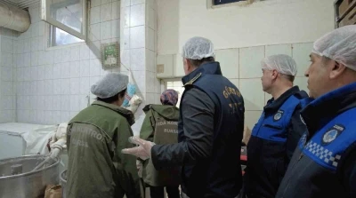 Gürsu zabıta ekipleri, gıda denetimleriyle göz açtırmıyor
