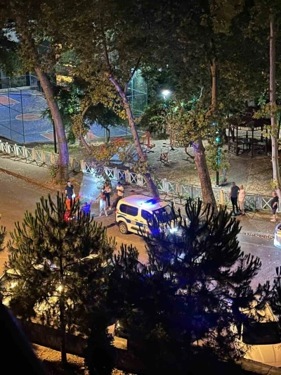 G&uuml;r&uuml;lt&uuml; yapanları uyarınca kavga &ccedil;ıktı: 2 yaralı
