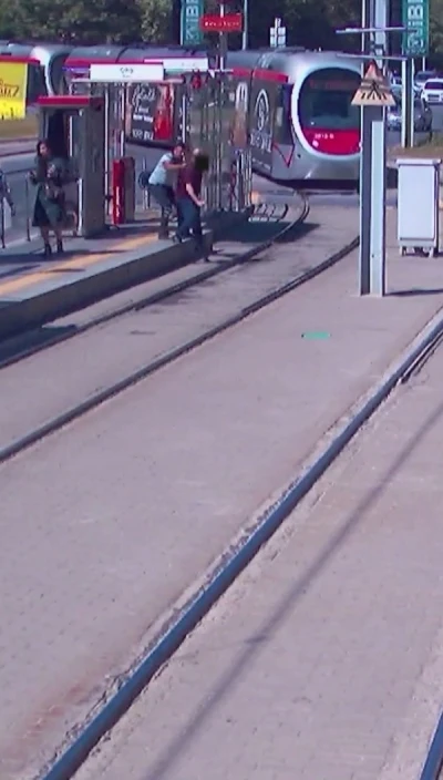 Güvenlik görevlisinin dikkati vatandaşın hayatını kurtardı
