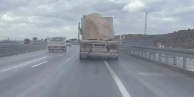 G&uuml;venlik &ouml;nlemleri alınmadan traverten taşıyan kamyona 25 bin lira ceza kesildi
