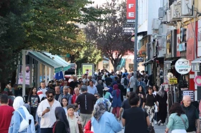 Güzel havayı fırsat bilen vatandaşlar çarşıyı doldurdu
