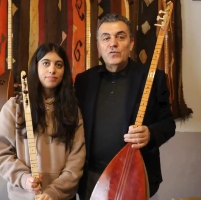 Güzel Sanatlar lisesini kazanan öğrenciye Başkan Demir’den 2 bağlama saz hediye
