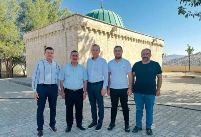 Güzel ve beraberindekiler Sa’d Bin Ebu Vakkas türbesini ziyaret etti