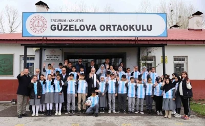 G&uuml;zelova&rsquo;da 23 Nisan coşkusu: Rekt&ouml;r Hacım&uuml;ft&uuml;oğlu, Minik y&uuml;reklerle bayram sevincini paylaştı
