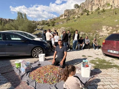 G&uuml;zelyurt&rsquo;ta şekerli mezarlık ziyareti geleneği s&uuml;r&uuml;yor
