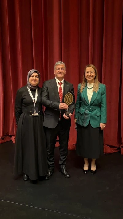 GAZİANTEPLİ SEDEFK&Acirc;R FISTIK&Ccedil;I&rsquo;NIN K&Uuml;LLİYE'DEKİ &Ouml;D&Uuml;L HEYECANINA DERYA BAKBAK EŞLİK ETTİ