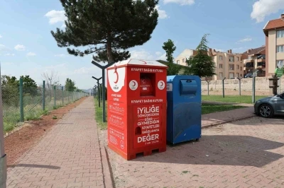 Hacılar&rsquo;da kıyafet bağış kutuları hizmete girdi
