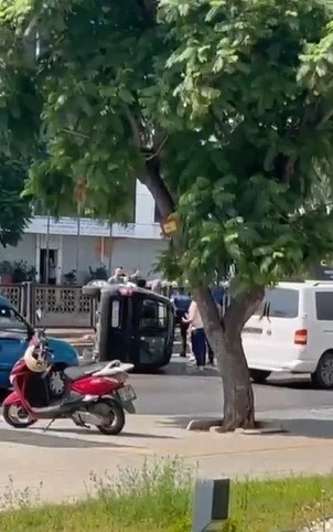 Hafif ticari araç böyle devrildi
