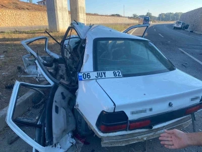 Hafif ticari araç ile çarpışan otomobil hurdaya döndü: 1 ölü, 3 yaralı
