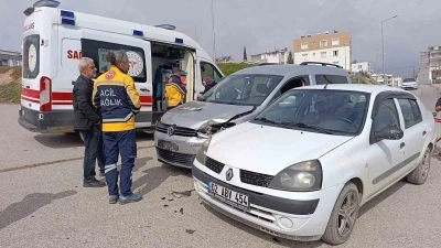 Hafif ticari ara&ccedil; ile otomobil &ccedil;arpıştı: 1 yaralı
