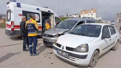 Hafif ticari ara&ccedil; ile otomobil &ccedil;arpıştı: 1 yaralı