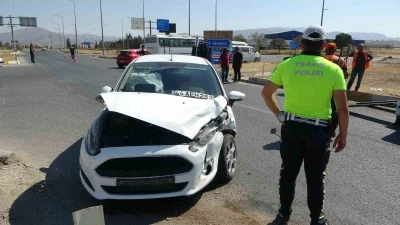 Hafif ticari araç ile otomobil çarpıştı: 2 yaralı
