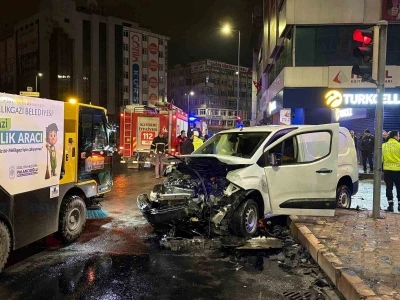 Hafif ticari ara&ccedil; ile otomobil &ccedil;arpıştı: 2 yaralı
