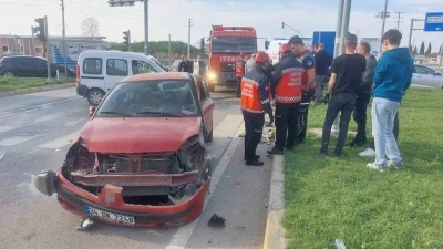 Hafif ticari ara&ccedil; ile otomobil &ccedil;arpıştı: 4 yaralı

