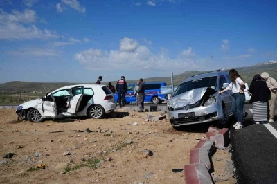 Hafif ticari ara&ccedil; ile otomobil &ccedil;arpıştı: 7 yaralı
