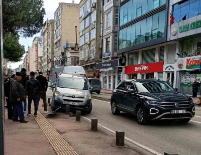 Hafif ticari ara&ccedil; kaldırıma &ccedil;ıktı, trafik levhası ve dubayı devirdi
