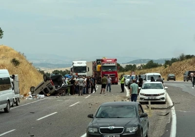 Hafif ticari ara&ccedil; karşı şeride ge&ccedil;ti: 4 yaralı
