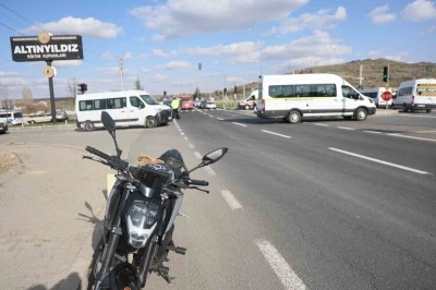 Hafif ticari ara&ccedil; kırmızı ışıkta bekleyen motosiklete &ccedil;arptı: 2 yaralı
