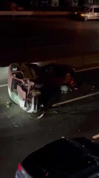 Hafif ticari araç, lastiği patlayan otomobile çarparak yan yattı: 2 çocuk yaralı
