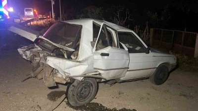 Hafif ticari ara&ccedil;, otomobile arkadan &ccedil;arptı: 2 yaralı
