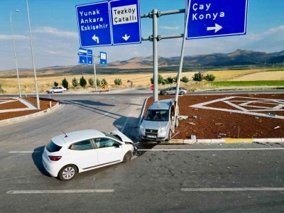 Hafif ticari ara&ccedil; otomobille &ccedil;arpıştı: 7 yaralı
