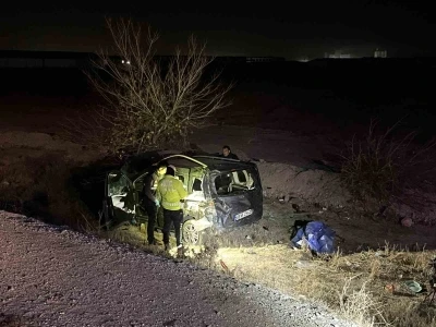 Hafif ticari araç şarampole devrildi: 1 ölü, 3 yaralı
