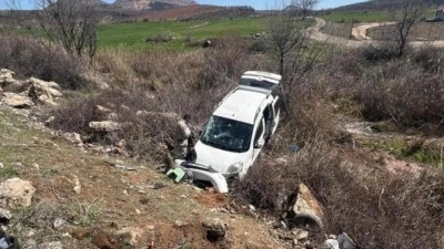 Hafif ticari ara&ccedil; şarampole girdi: 4 yaralı