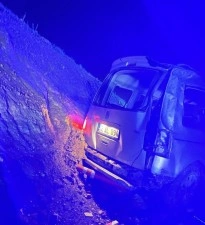 Hafif ticari ara&ccedil; şarampole yuvarlandı: 2 yaralı