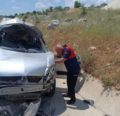Hafif ticari ara&ccedil; takla attı: 1 &ouml;l&uuml;, 1 yaralı
