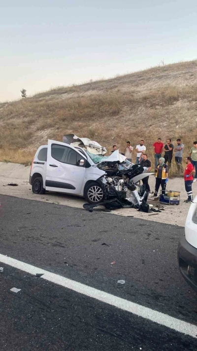 Hafif ticari araç tıra arkadan çaptı: 1 ölü, 1 yaralı
