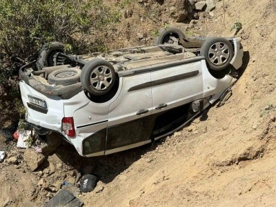 Hafif ticari araç uçuruma yuvarlandı: 1 ölü, 4 yaralı