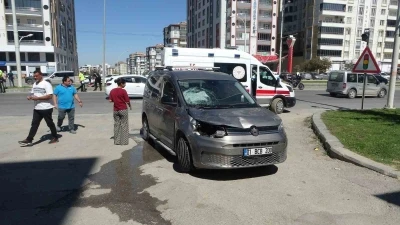 Hafif ticari aracın çarptığı anne ve 2 çocuğu ağır yaralandı
