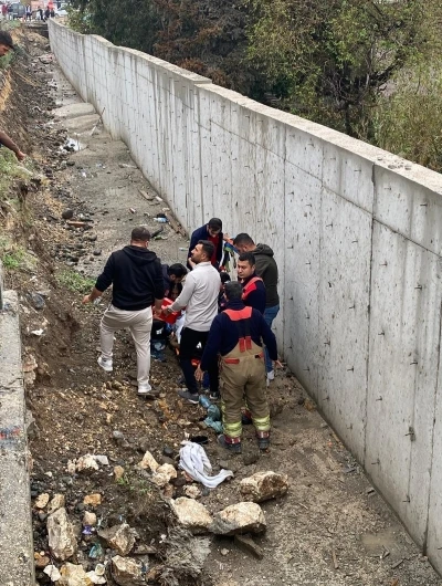Hafif ticari aracın çarptığı genç kadın, kanala düşerek hayatını kaybetti

