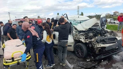 Hafif ticari aracın &ccedil;arptığı midib&uuml;s devrildi: 7 yaralı
