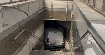Hafif ticari aracıyla metro istasyonuna daldı

