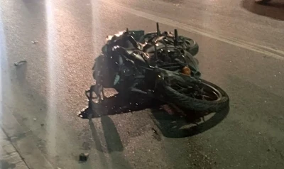 Hafif ticari ara&ccedil;la &ccedil;arpışan motosiklet s&uuml;r&uuml;c&uuml;s&uuml; hayatını kaybetti

