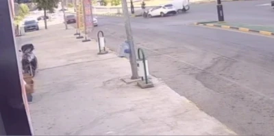 Hafif ticari araçla çarpışan otomobil apartmanın bahçesine uçtu: 3 yaralı
