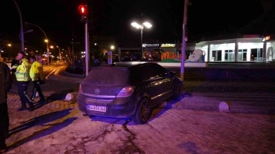 Hafif ticari ara&ccedil;la &ccedil;arpışan otomobil kaldırıma &ccedil;ıkarak durabildi: 1 yaralı
