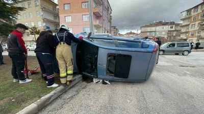 Hafif ticari ara&ccedil;la &ccedil;arpışan otomobil yan yattı: 2 yaralı
