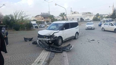 Hafif ticari ara&ccedil;la &ccedil;arpışan otomobilin s&uuml;r&uuml;c&uuml;s&uuml; yaralandı
