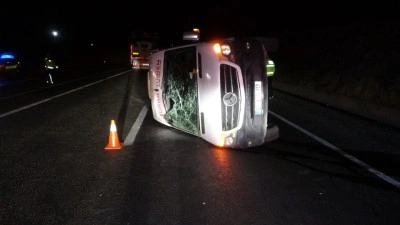 Hafif ticari araçla çarpışan tur midibüsü devrildi: 13’ü öğrenci 14 kişi yaralandı