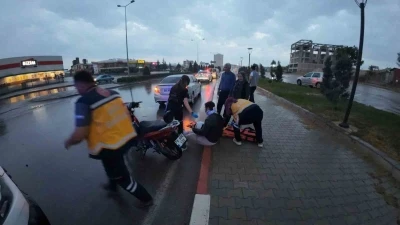 Hafif ticari ara&ccedil;la motosiklet &ccedil;arpıştı: 1 yaralı
