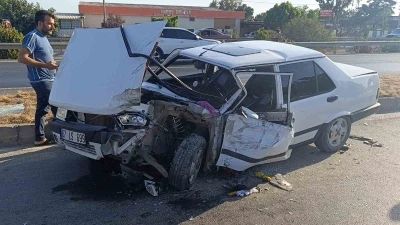 Hafif ticari ile çarpışıp hurdaya dönen TOFAŞ’taki 2 kişi yaralandı
