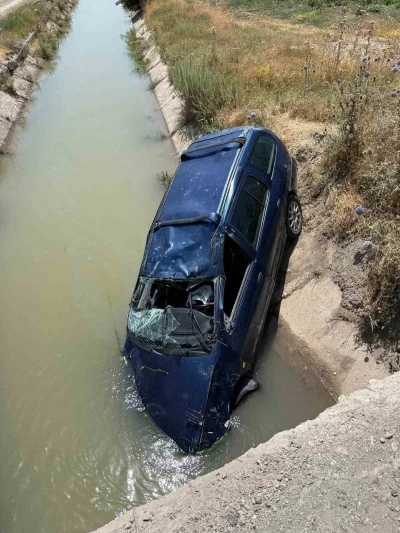 Hafif ticari kamyonet su kanalına düştü: 1 ölü, 2 yaralı
