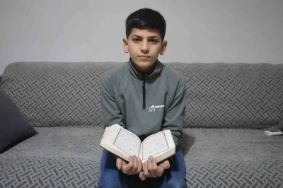 Hafızlık eğitimini tamamlayan 11 yaşındaki &ccedil;ocuk, g&uuml;zel haberi babasıyla g&ouml;zyaşları i&ccedil;erisinde paylaştı
