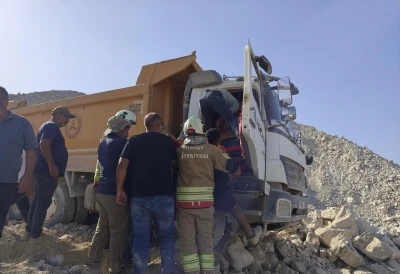 Hafriyat dökerken devrilen kamyonun sürücüsü yaralandı
