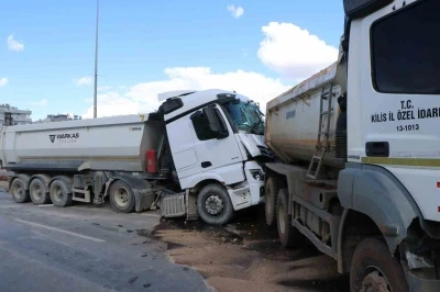 Hafriyat kamyonları &ccedil;arpıştı: 1 yaralı
