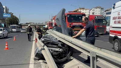 Hafriyat kamyonu ile çarpışan otomobil demir bariyerlerin altına girdi: 2 yaralı
