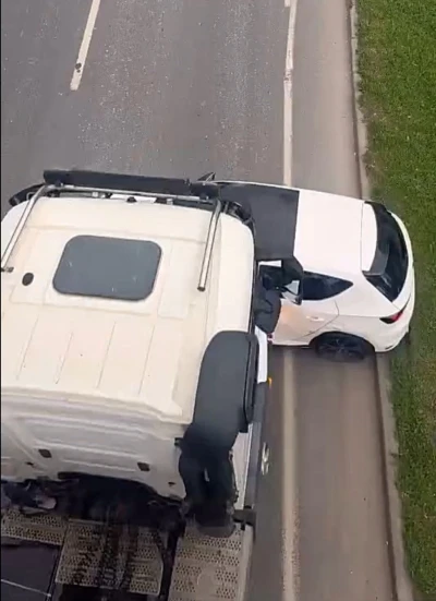 Hafriyat kamyonu, önüne aldığı otomobili 100 metre sürükledi
